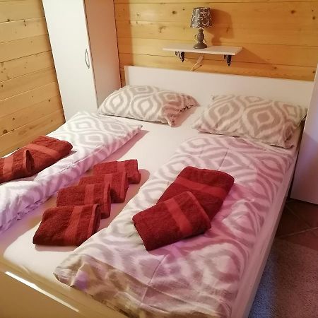 Apartma Suzy Pobegi Exterior foto