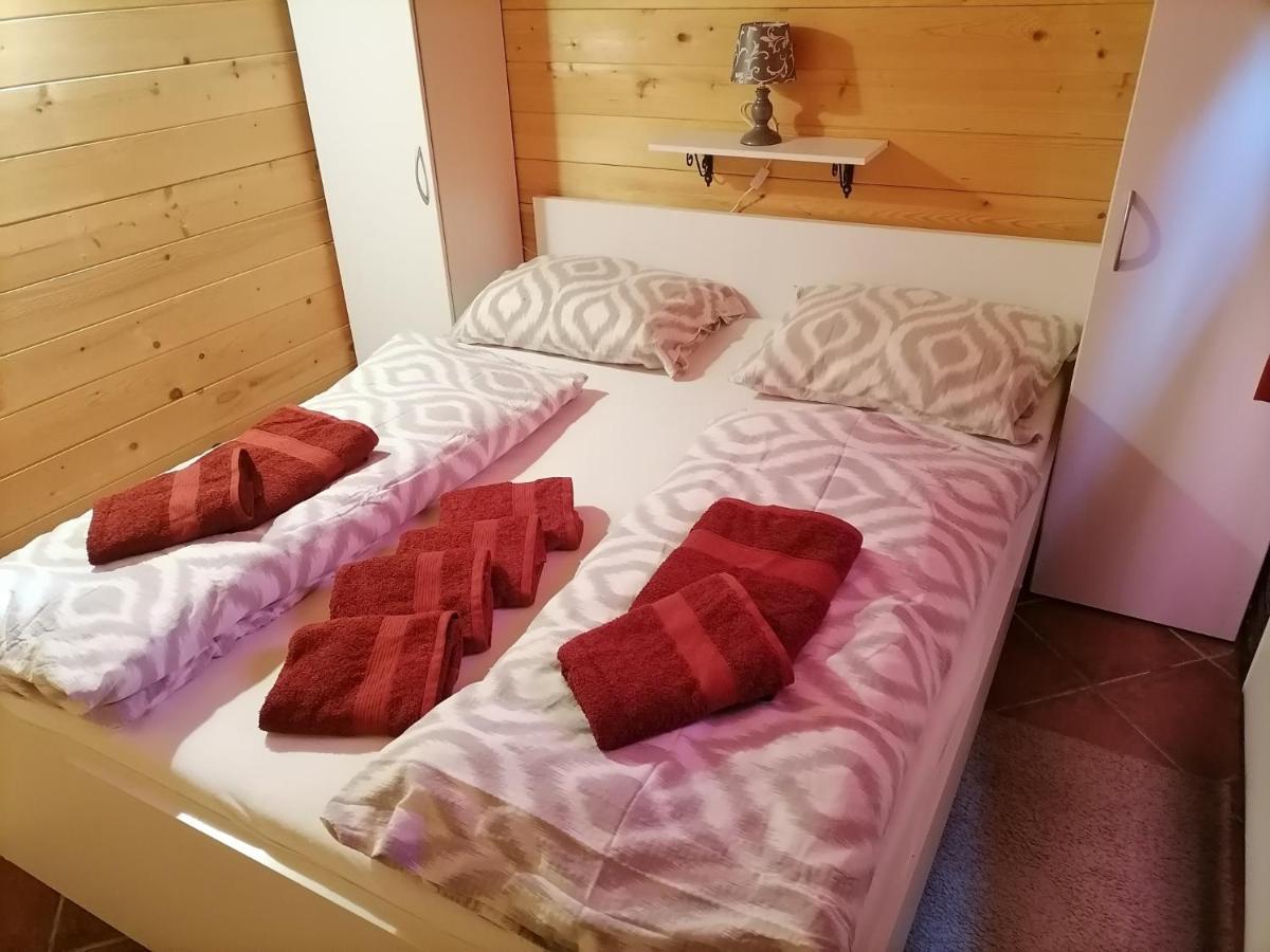 Apartma Suzy Pobegi Exterior foto